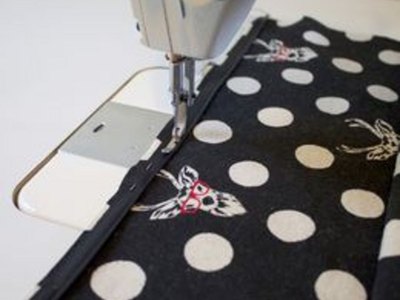Sew the zipper.