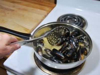 How to Cook Mussels In A Garlic White Wine Sauce