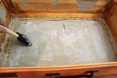 Apply glue to the bottom compartment