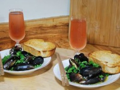 How to Cook Mussels In A Garlic White Wine Sauce