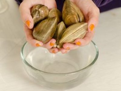 How to Clean Clams