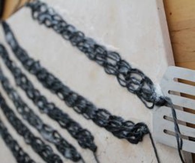 Trim the dried yarn chains.