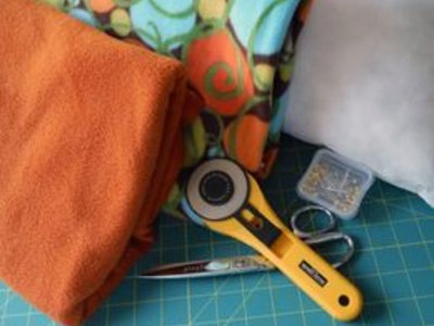 Typical supplies for a no-sew pillow.