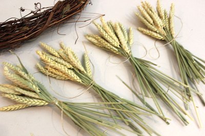 Divide stalks into smaller bunches