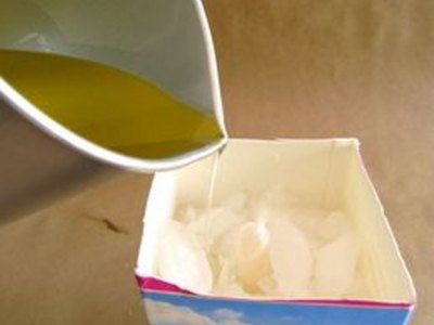 Pour the wax into the container.
