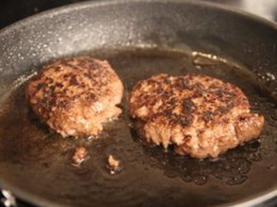 How to Make Homemade Beef Gravy With Drippings