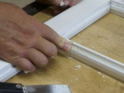 Apply a thin layer of glazing compound to the frame.