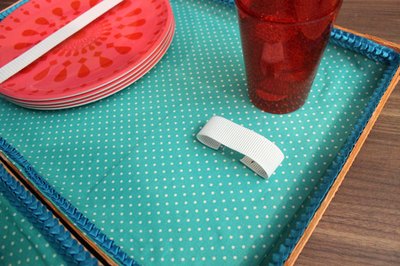 Staple elastic to hold cups