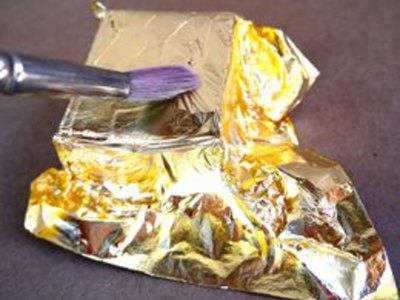 Gold leaf a small box.