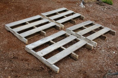 Cut the wood pallets down to size, if necessary.