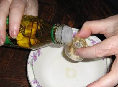 Oiling the object to be molded.