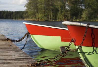 Lakeside resorts offer boating, kayaking, swimming and canoeing.