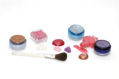 Cosmetics can make a woman shut-in feel fresh and pretty.