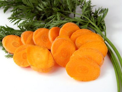 Cut the carrots into round slices.