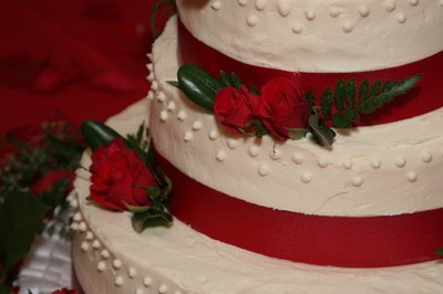 Red accents can decorate a 40th anniversary cake.