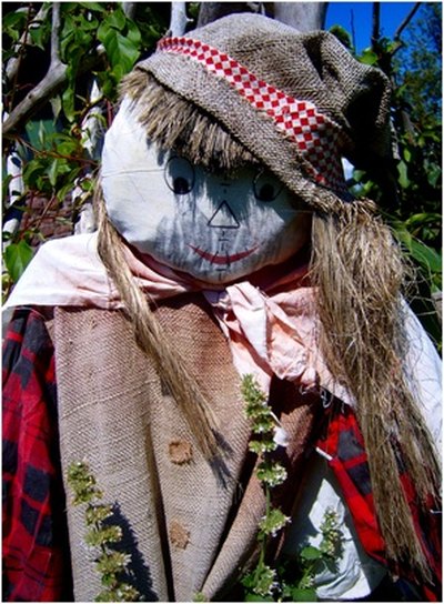 Post a scarecrow at the entrance of your party to welcome your guests.