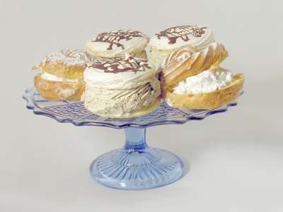 It is better to eat sweets as a dessert in combination with a meal.