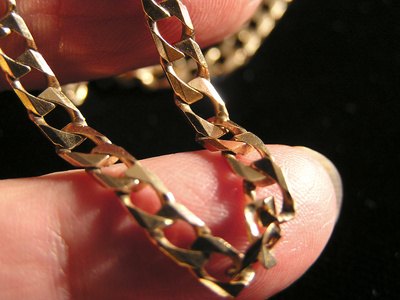 The defining characteristic of a curb chain is that it lies flat.