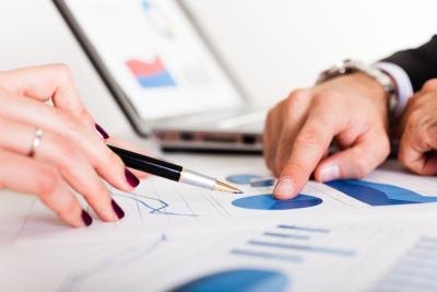 woman looking at audience target chart