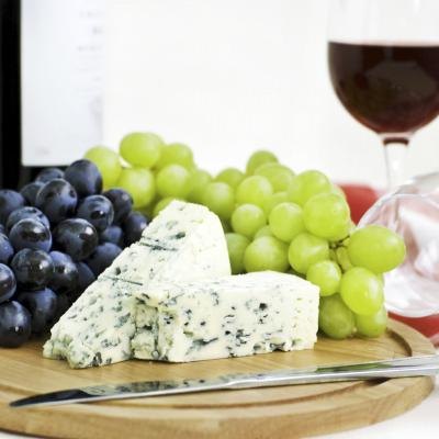 Follow dinner with cheeses and drinks.