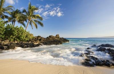 Hawaii offers the highest pay to construction workers.