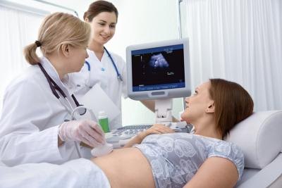 pregnant woman with doctors