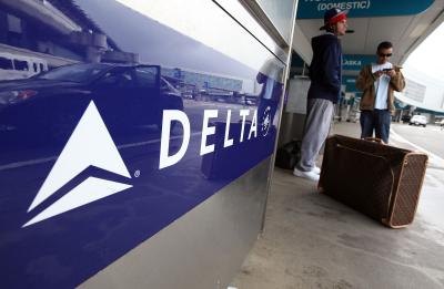 Delta customers outside terminal at San Francisco Int'l airport