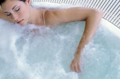 eme Suites each have a king-sized bed, cable television, two-person Jacuzzi, refrigerator and wet bar.