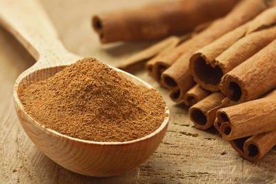 Cinnamon powder and sticks