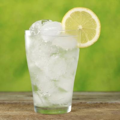 Refreshing glass of water with an lemon slice