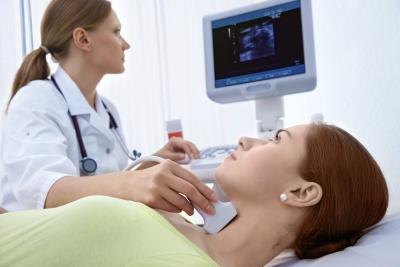 doctor scanning a thyroid
