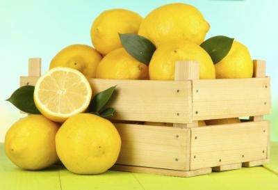 A crate full of ripe lemons