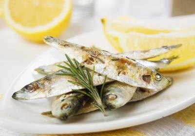 Grilled sardines with lemon