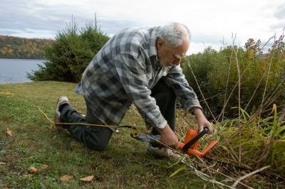 Gardener using edger