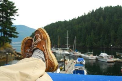 Boat shoes are commonly worn.