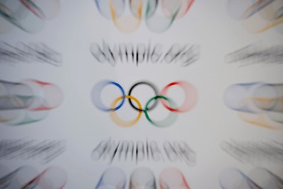 Decorate invitations with the five Olympic rings.