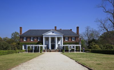A mansion in South Carolina offers a fantastic vision of Southern charm