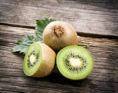 Kiwis cut in half on table