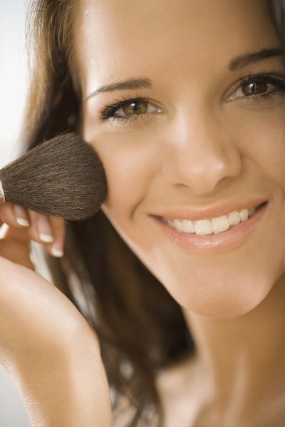 woman putting on makeup