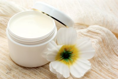 When using the ointment on children, it is best to dilute it with petroleum jelly