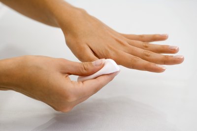 De Quervain's tendinitis involves the thumb.
