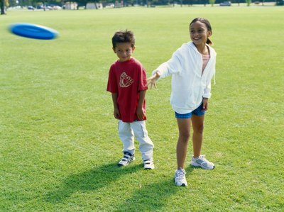 kids throwing a frisbee