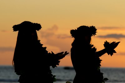 Silhouette of Hawaiian dancers at luau