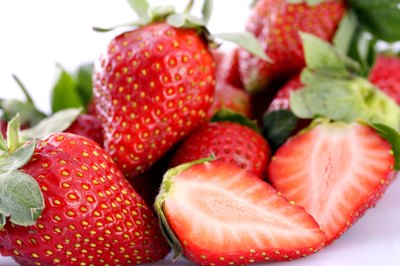 A plate of frsh strawberries.