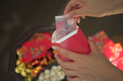Lysee is usually presented in a red envelope.