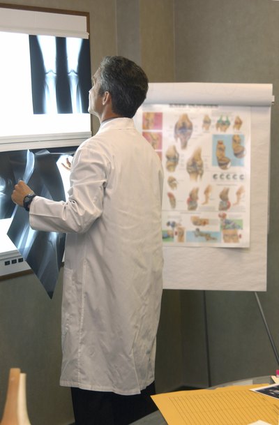 A doctor analyzes an xray.