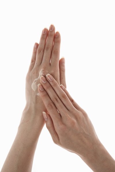Apply hydrocortisone cream to the rash