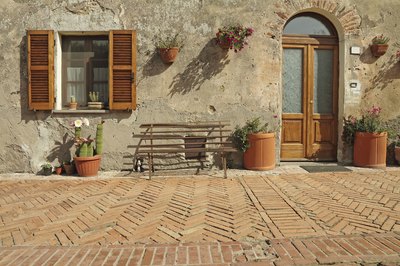 Decorate and be inspired by furniture in Italy.