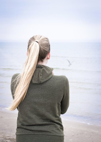 Can long, heavy hair cause headaches?