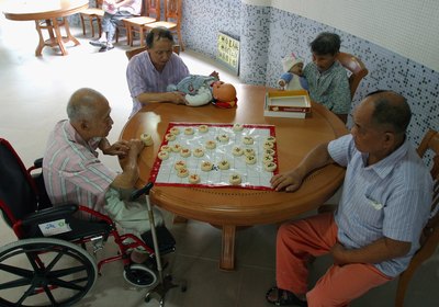 Alzheimer residents playing games